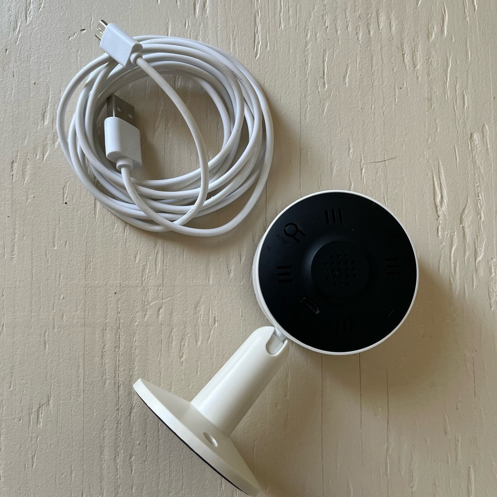 Arenti Black and White Indoor Camera with cord and 128gb microSD card - Picture 2 of 6